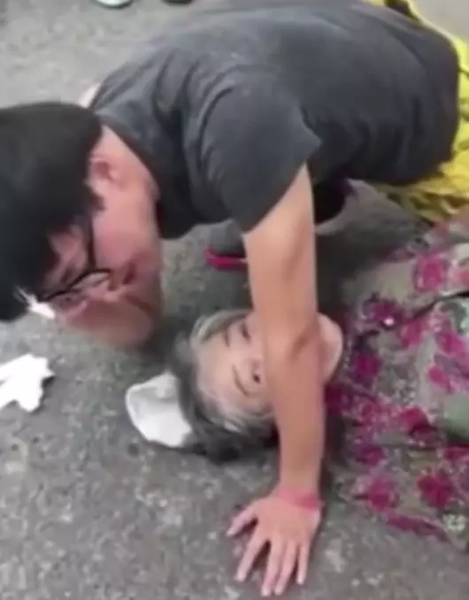 阿嬤馬路摔倒跌破頭,熱心男跪地安撫:「別睡哦,救護車要來了⋯⋯」