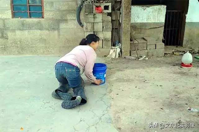 她擁有一雙殘疾的腳「從沒站起來過」! 卻遭 老公拋棄…成單親媽撫養兩個孩子:再苦也要爬著走完。