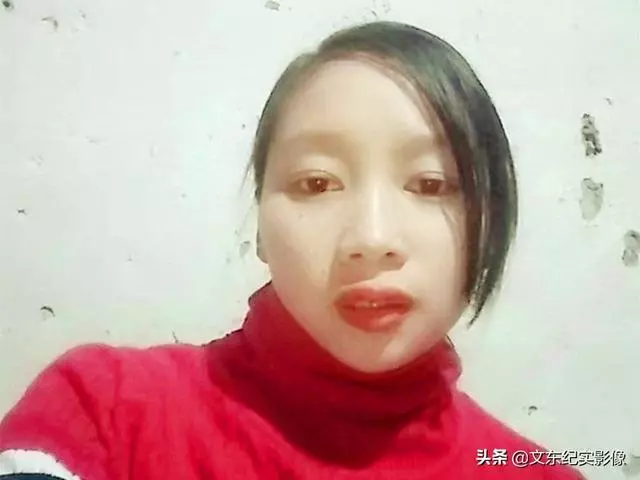 她擁有一雙殘疾的腳「從沒站起來過」! 卻遭 老公拋棄…成單親媽撫養兩個孩子:再苦也要爬著走完。