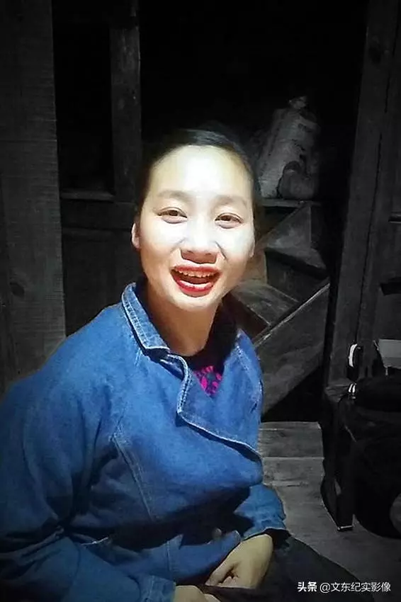 她擁有一雙殘疾的腳「從沒站起來過」! 卻遭 老公拋棄…成單親媽撫養兩個孩子:再苦也要爬著走完。