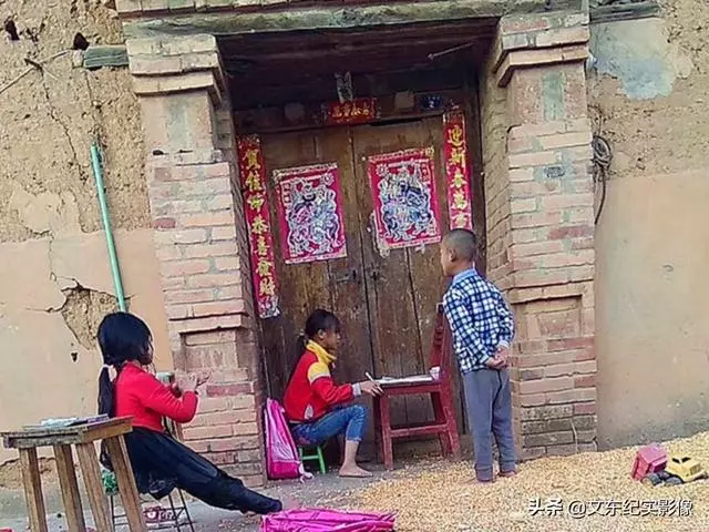 她擁有一雙殘疾的腳「從沒站起來過」! 卻遭 老公拋棄…成單親媽撫養兩個孩子:再苦也要爬著走完。