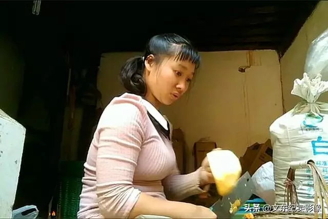 她擁有一雙殘疾的腳「從沒站起來過」! 卻遭 老公拋棄…成單親媽撫養兩個孩子:再苦也要爬著走完。
