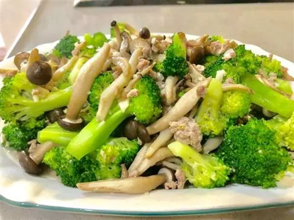 到底缺牙的時候是該戴假牙還是植牙? 資深牙醫的良心勸告:能裝假牙,就儘量不要植牙!