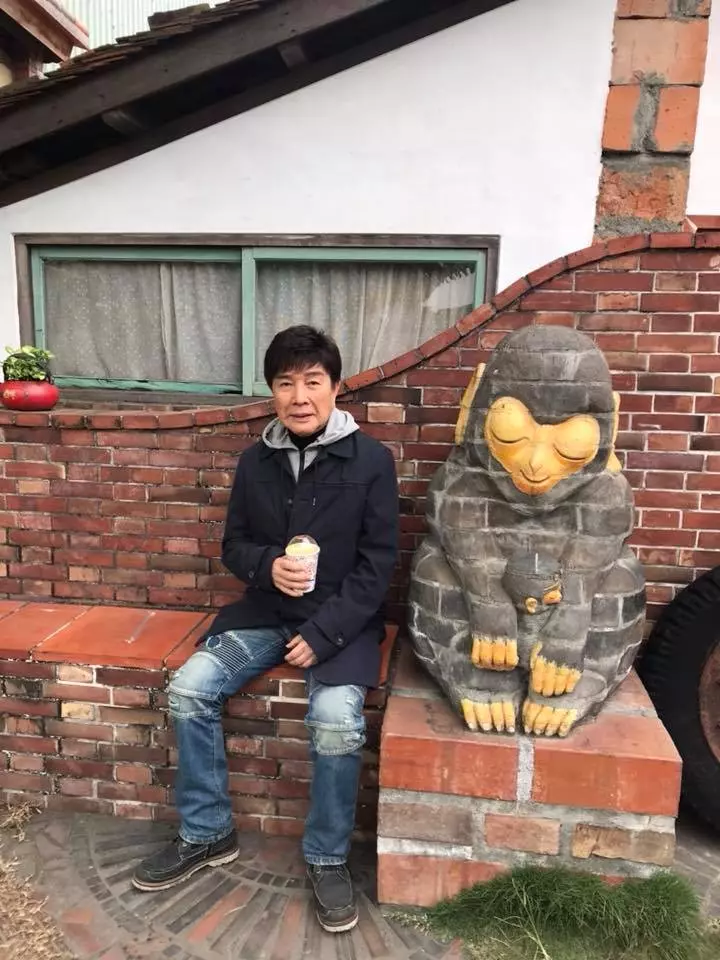 還記得寶島歌王「謝雷」的「多少柔情多少淚」嗎?至今未婚的他曾有過兩段情...還曾被譴責「私吞姐姐遺產」!