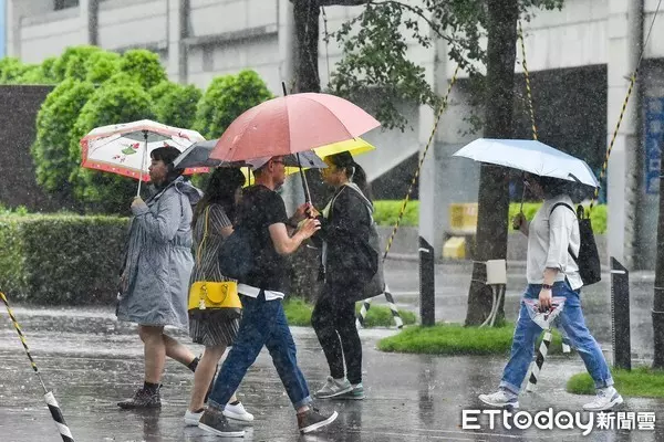 雷陣雨提前到!氣象局曝「7縣市發大雨特報」警戒區再擴大 2道鋒面接力來「全台濕答答3天」