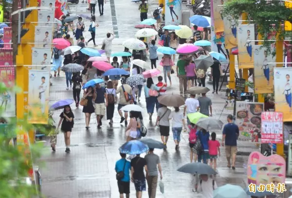 雷陣雨提前到!氣象局曝「7縣市發大雨特報」警戒區再擴大 2道鋒面接力來「全台濕答答3天」
