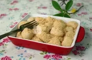 自製麻薯,一口咬下,滿滿的花生香,軟Q軟Q的,好滿足~