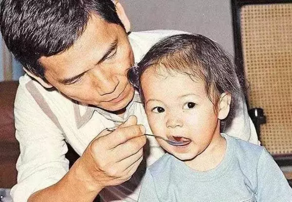 侯佩岑母親「2度搶閨蜜老公」直至當了29年小三後,在侯佩岑大婚之日「含淚道歉」