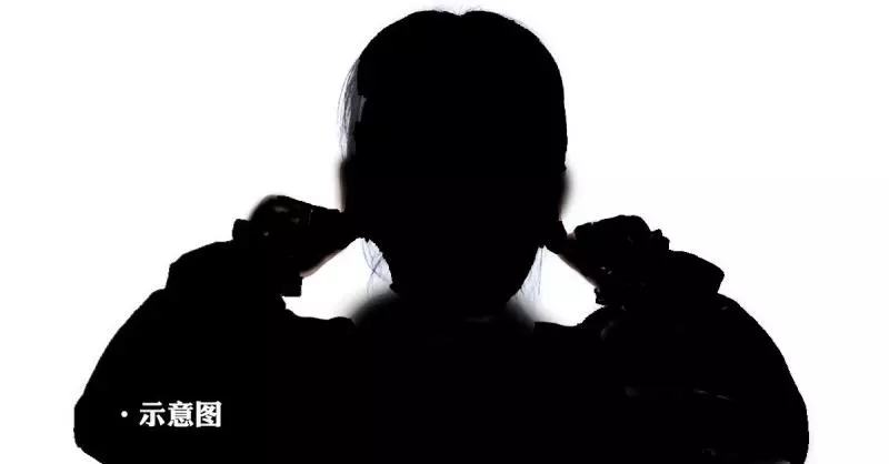 小學生忘了帶課本功課 老師體罰拉耳朵100下