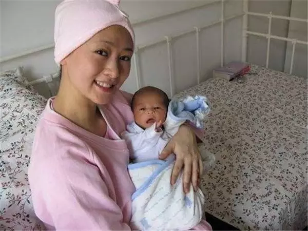 讓老婆回娘家坐月子,老公馬上帶前女友回家「重溫舊情」,三天後的一則訊息讓老公後悔崩潰痛哭!