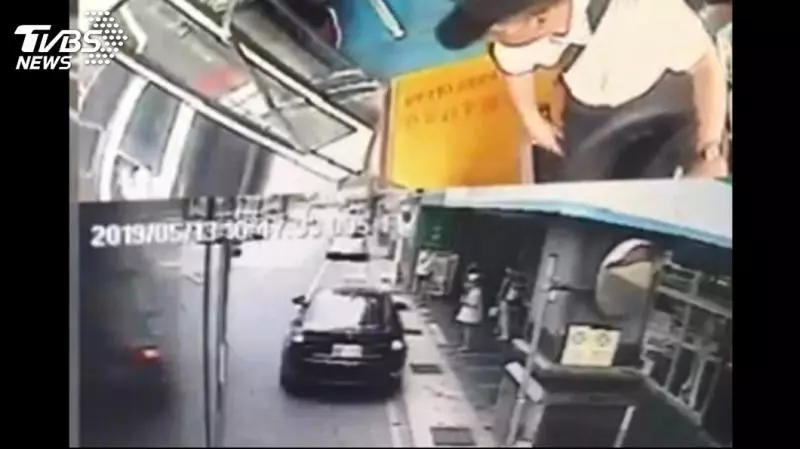 違規停公車格載客! Uber遭叭竟下車嗆聲