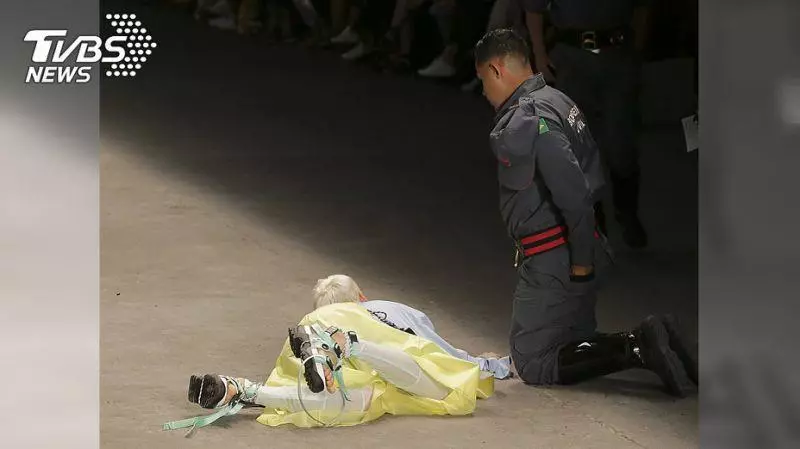 走秀突倒地不起,男模特慘死舞台...觀眾:以為是表演!