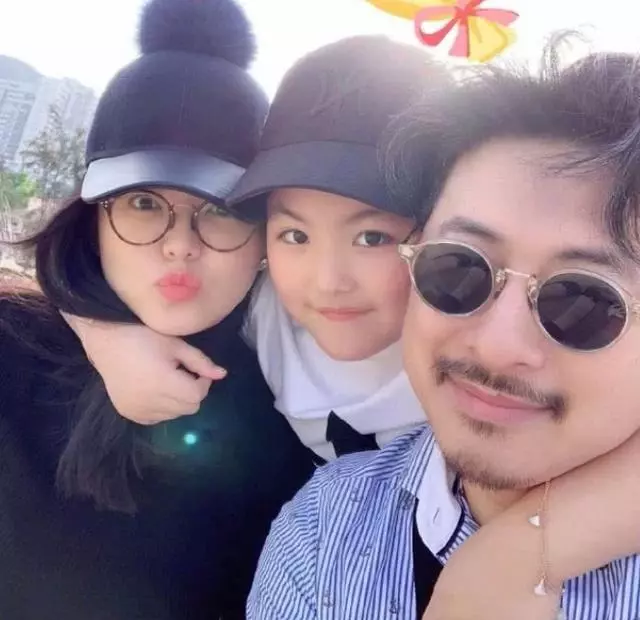 發福了還是懷二胎了?李湘與女兒開心逛街,小腹凸起被指略顯孕味