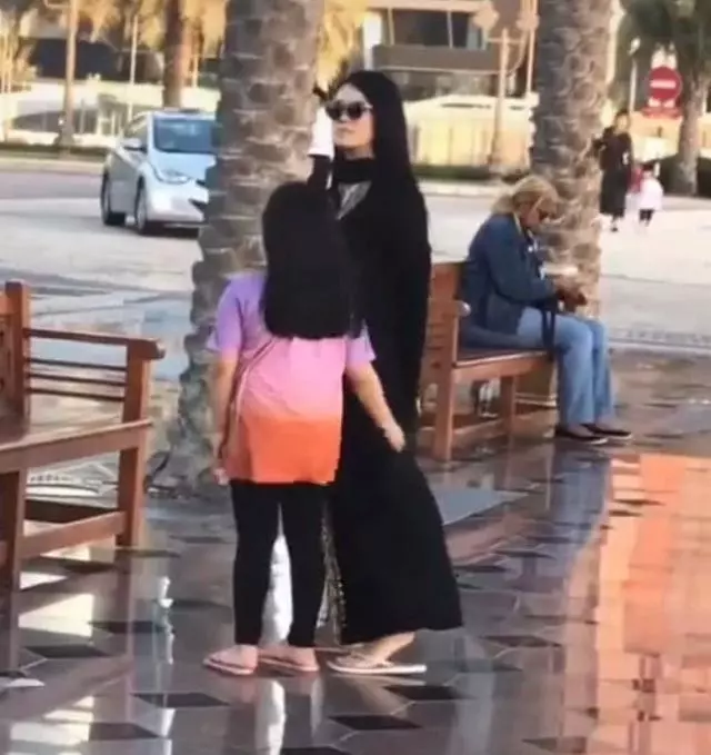 發福了還是懷二胎了?李湘與女兒開心逛街,小腹凸起被指略顯孕味