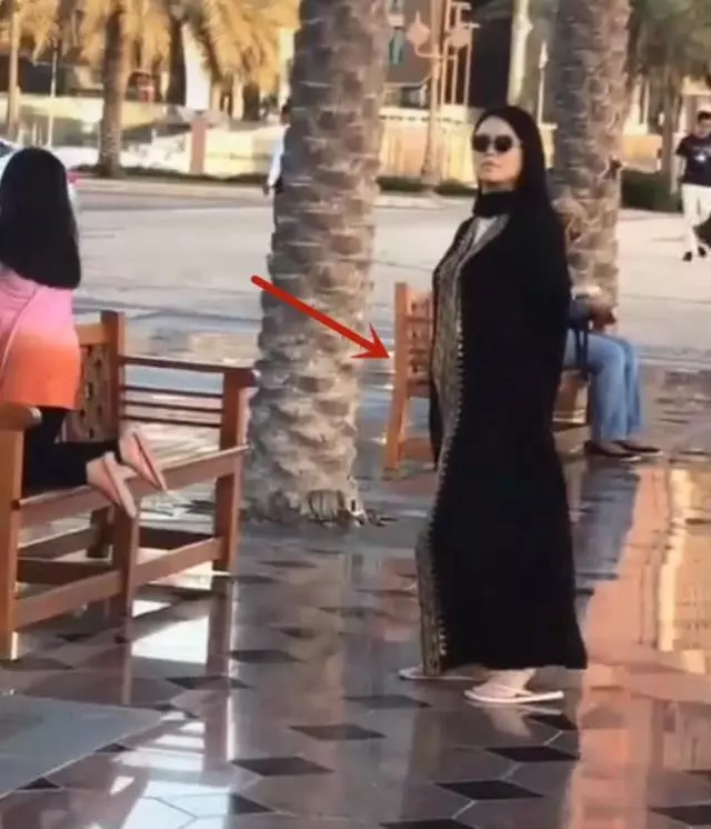 發福了還是懷二胎了?李湘與女兒開心逛街,小腹凸起被指略顯孕味