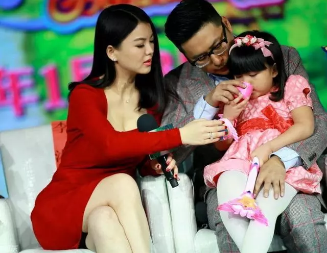 發福了還是懷二胎了?李湘與女兒開心逛街,小腹凸起被指略顯孕味