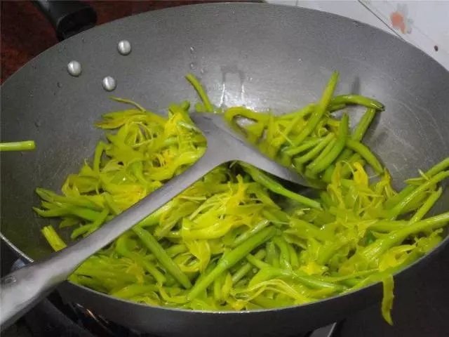 都說經常吃黃花菜,可以幫助身體排酸,痛風患者到底要不要吃?