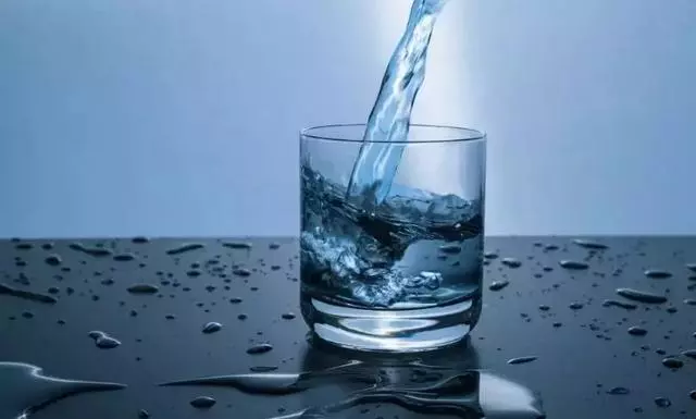 早上起床第一口水怎么喝?這2種水千萬別喝!毀腎、毀胃、毀血管 !