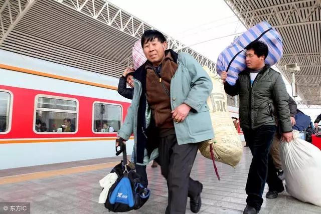 丈夫外出打工一年賺回五千元,到家後妻子的做法感人淚下