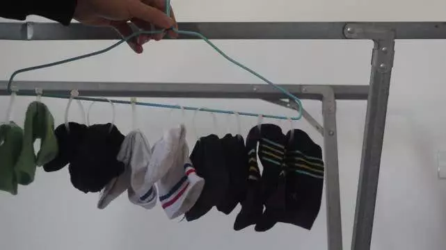 衣架上綁幾根紮帶,放陽臺上太實用了,解決了困擾大家的一個難題