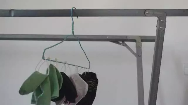 衣架上綁幾根紮帶,放陽臺上太實用了,解決了困擾大家的一個難題