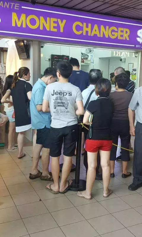 快去換澳元!新元兌澳元創4個月新高,民眾排長龍搶瘋了~