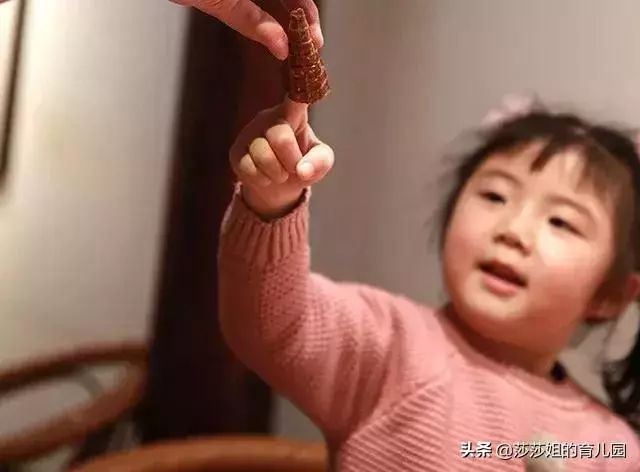 孩子積食怎麼辦?初期在胃,久積在脾,學這2招教會你消積化食!
