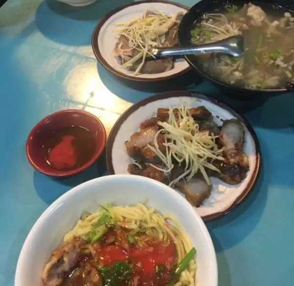 {新竹東區}三角窗麵店,沒有招牌的宵夜銅板美食,招牌炸肉必吃