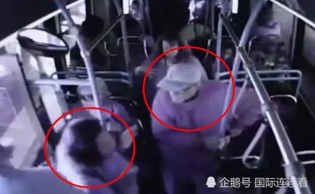 老人公交車上勸女乘客做人不要太壞,竟被推下車致...(組圖)