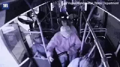 老人公交車上勸女乘客做人不要太壞,竟被推下車致...(組圖)
