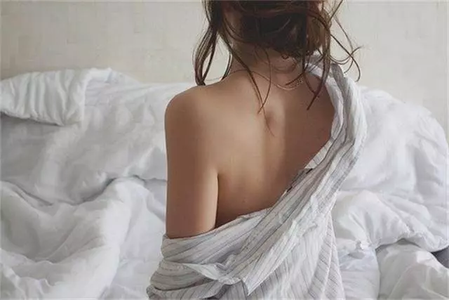妻子是在室女,新婚夜一碰她就害怕,趁她洗澡我偷偷看攝像頭嚇壞了