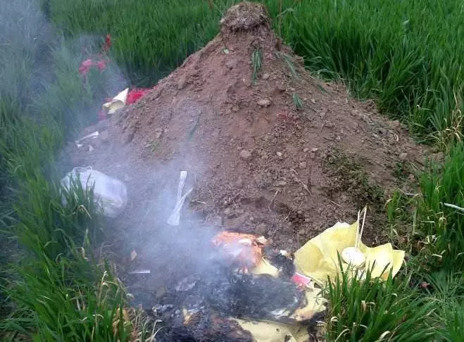 老婆走了三年,老公聽到墳裡傳來琵琶聲,挖開墳墓一看,淚流滿面