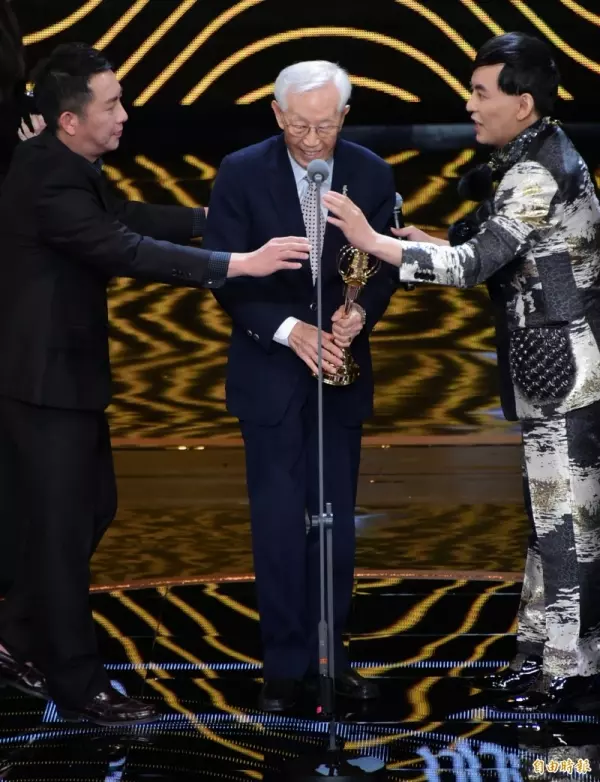 國寶級演員太猛!90歲高振鵬「從不帶劇本」 正式開拍後「大師級實力驚人」:演到人生最後一刻