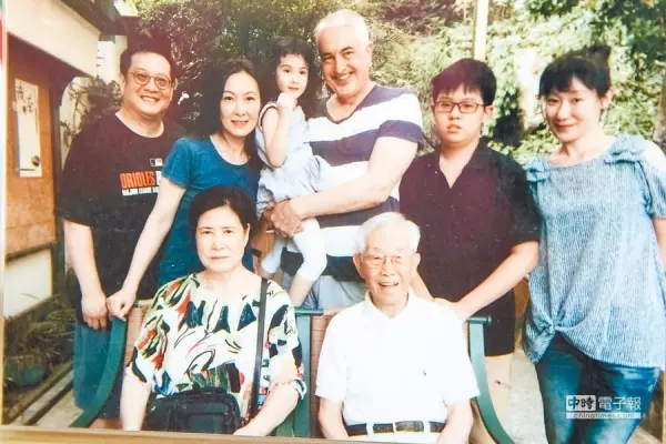 國寶級演員太猛!90歲高振鵬「從不帶劇本」 正式開拍後「大師級實力驚人」:演到人生最後一刻