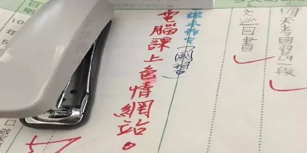 小六兒子上課「偷看色情網站」被老師寫聯絡簿警告!沒想到爸爸「幽默回應」讓老師都臉紅了...