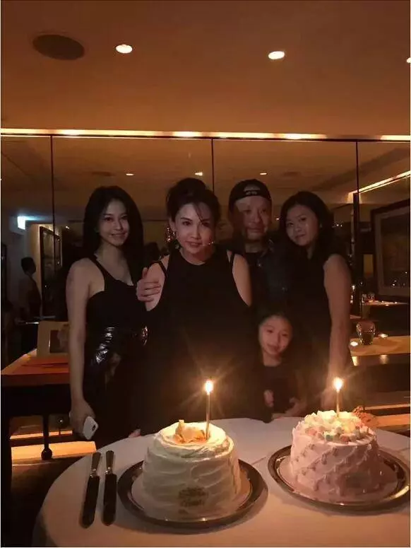 女神邱淑貞慶51歲生日,攜丈夫與三個女兒同框,人生雙贏令人羨慕