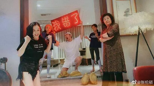 家庭地位太卑微?49歲鍾麗緹跪地為丈夫婆婆拍照,節目中屢遭數落