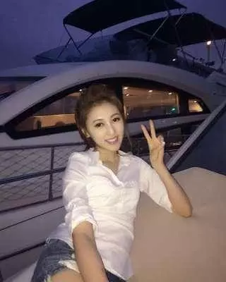 何艷娟200億新男友大開遊艇派對,港媒曝系追女孩慣用伎倆