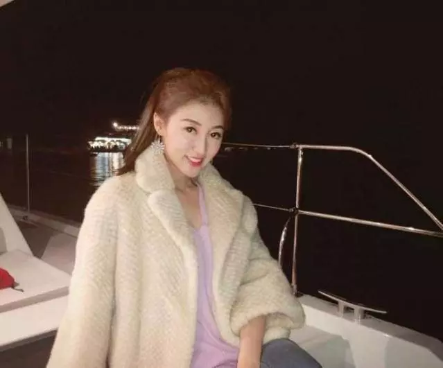 何艷娟200億新男友大開遊艇派對,港媒曝系追女孩慣用伎倆
