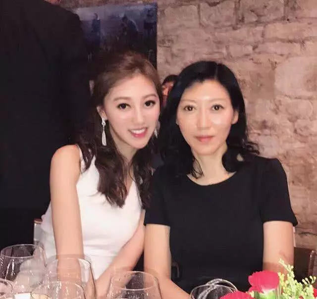 何艷娟200億新男友大開遊艇派對,港媒曝系追女孩慣用伎倆