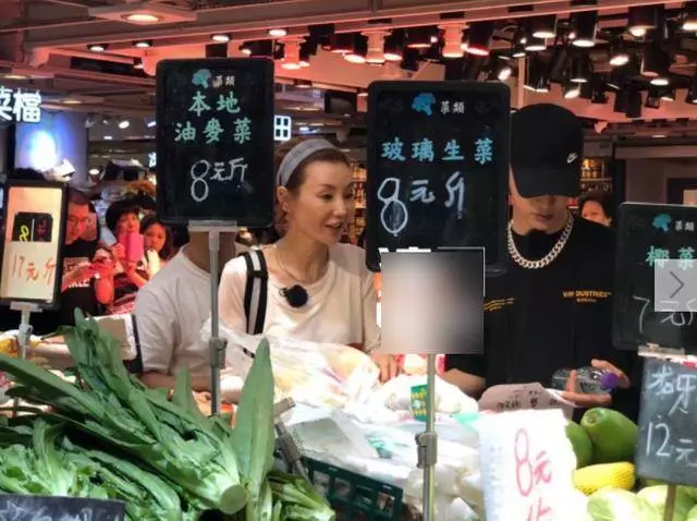 張曼玉現身菜市場心情好,身形消瘦臉頰深陷,與菜農砍價超接地氣