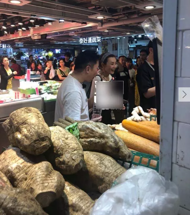 張曼玉現身菜市場心情好,身形消瘦臉頰深陷,與菜農砍價超接地氣