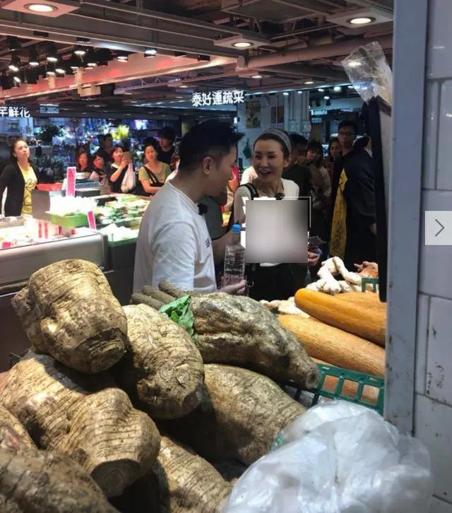 張曼玉現身菜市場心情好,身形消瘦臉頰深陷,與菜農砍價超接地氣