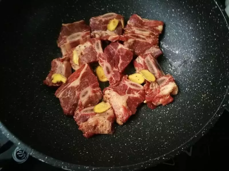 洋蔥配這材料一塊炒,噴香美味又補血,不喝酒的人得要多備幾碗飯