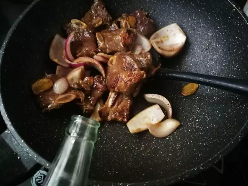 洋蔥配這材料一塊炒,噴香美味又補血,不喝酒的人得要多備幾碗飯