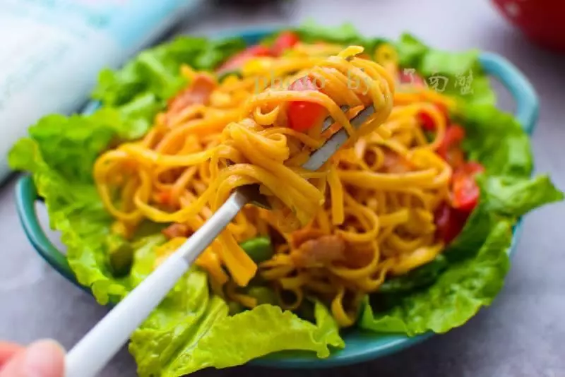孩子最饞這種麵條,比撈麵香比燜面快,隔三差五都要吃一次