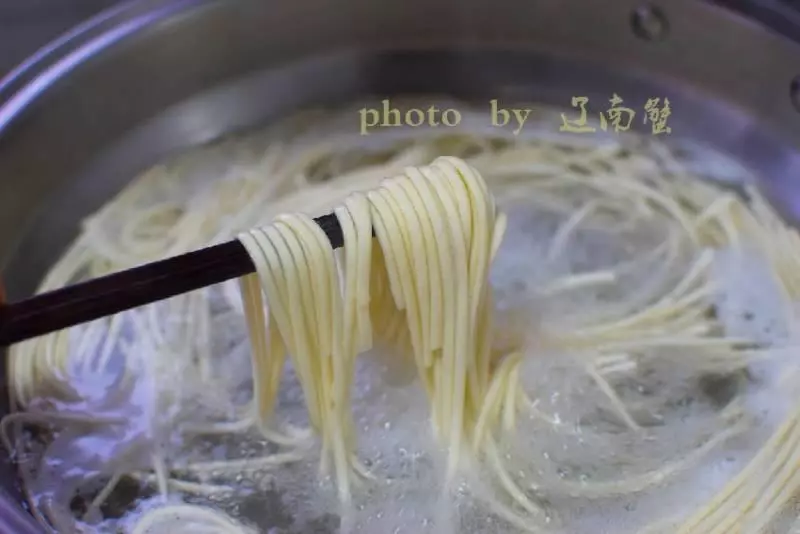 孩子最饞這種麵條,比撈麵香比燜面快,隔三差五都要吃一次