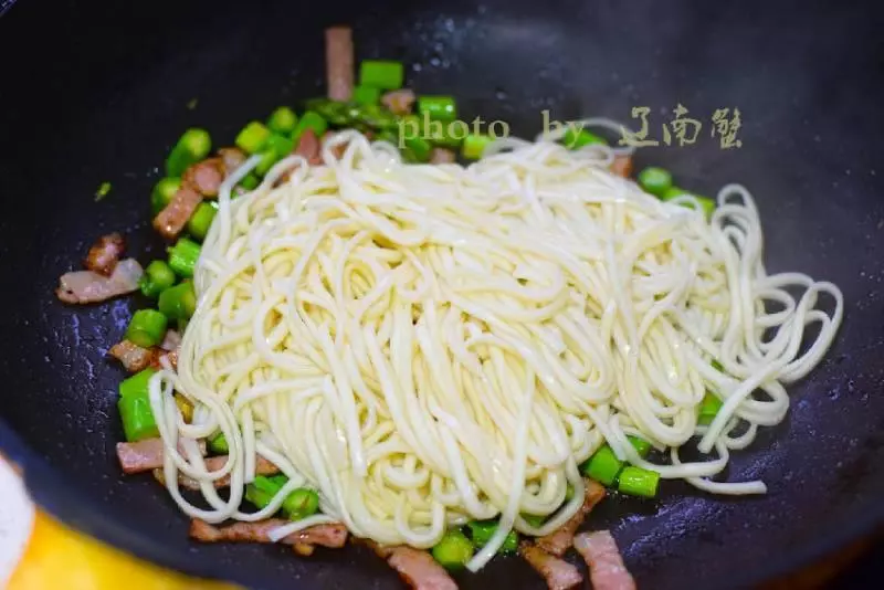 孩子最饞這種麵條,比撈麵香比燜面快,隔三差五都要吃一次