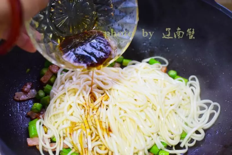 孩子最饞這種麵條,比撈麵香比燜面快,隔三差五都要吃一次