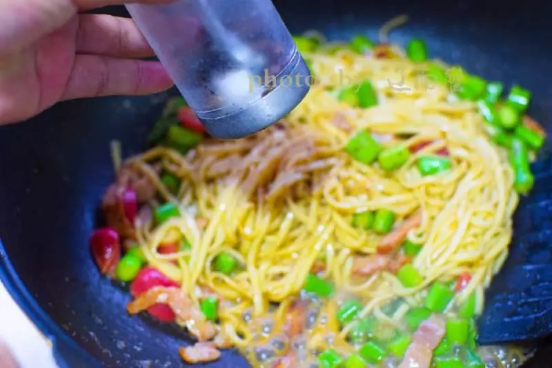 孩子最饞這種麵條,比撈麵香比燜面快,隔三差五都要吃一次